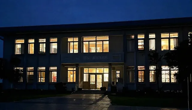 教务管理中使用建议的两种做法对比与适用条件分析